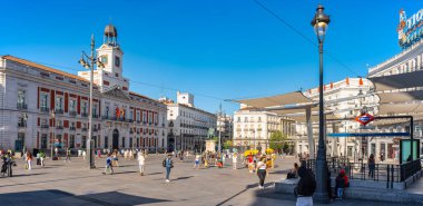 Madrid, İspanya, 26 Temmuz 2025: İspanya 'nın başkenti Puerta del Sol' un panoramik manzarası.