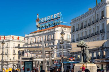 Madrid, İspanya, 26 Temmuz 2025: Ayı ve çilek ağacı, Puerta del Sol 'daki Madrid şehrinin sembolik bir heykeli.