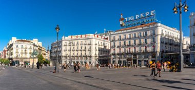 Madrid, İspanya, 26 Temmuz 2025: Her yeni yılın kutlandığı Puerta del Sol meydanının muhteşem panoramik manzarası