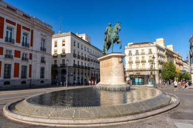 Madrid, İspanya, 26 Temmuz 2025: Madrid 'deki Puerta del Sol meydanında III. Carlos' un heykeli
