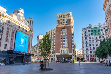 Madrid, İspanya, 26 Temmuz 2025: Madrid Plaza de Callao, büyük reklam afişleriyle turistler için bir buluşma noktası