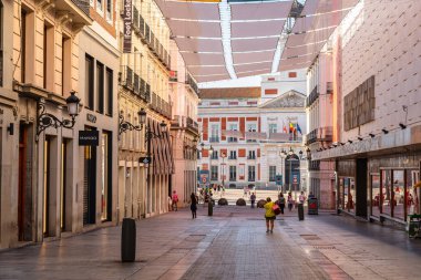 Madrid, İspanya, 26 Temmuz 2025: Madrid 'deki Calle Preciados günlük olarak en çok ticari ve yüksek insan akını.