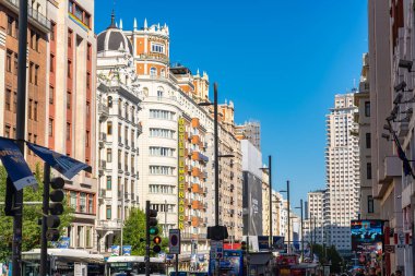 Madrid, İspanya, 26 Temmuz 2025: Madrids Gran Via 'da çok sayıda mağazası ve oteli olan klasik binalar