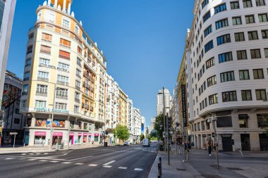 Madrid, İspanya, 26 Temmuz 2025: Madrids Gran Via 'da çok sayıda mağazası ve oteli olan klasik binalar