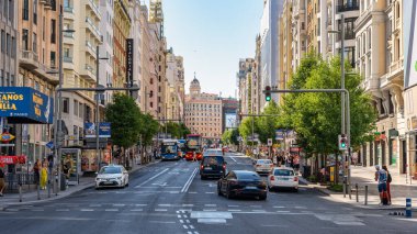 Madrid, İspanya, 26 Temmuz 2025: Şehir merkezindeki ünlü bir cadde olan Madrids Gran Via 'nın panoramik manzarası