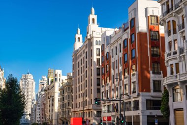 Madrid, İspanya 'daki Gran Via caddesinin her iki yakasında da klasik tarzda muhteşem binalar var.