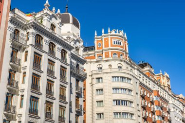 Madrid, İspanya 'daki Gran Via caddesinin her iki yakasında da klasik tarzda muhteşem binalar var.