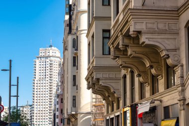 Madrids Gran Via 'daki Neoklasik binaların arka planında Plaza de İspanya