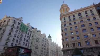 Plaza de Callao 'daki Neoklasik tarzı binalar, şehirde işlek ve turistik bir yer.