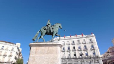 İspanya 'nın Madrid şehrinin merkez meydanı Puerta del Sol' da III. Carlos 'un heykeli.
