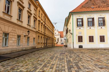 Hırvatistan 'ın başkenti Zagreb' in tarihi merkezindeki St. Marks Kilisesi 'nin yanındaki hükümet binaları