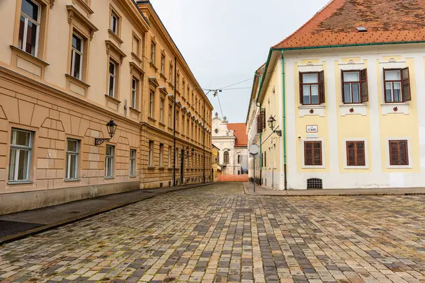 Hırvatistan 'ın başkenti Zagreb' in tarihi merkezindeki St. Marks Kilisesi 'nin yanındaki hükümet binaları
