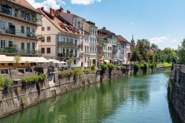 Orta Avrupa, Slovenya 'daki Ljubljana tatil beldesinden geçen Ljubljianica Nehri' nin sessiz geçişi