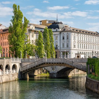 Ljubljanica Nehri üzerindeki üç ünlü köprü Slovenya 'nın başkenti Ljubljana' dan geçiyor.