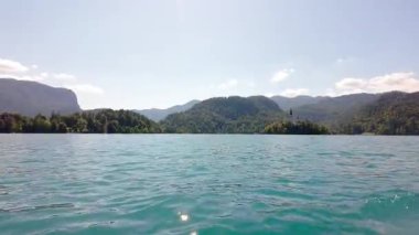 Slovenya 'da Lake Bled' de tatil evleri ve otellerle yüksek dağ manzarası