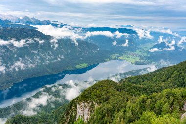 Slovenya 'nın dağları arasında Bohinj Gölü ile Triglav Vadisi' nin panoramik manzarası