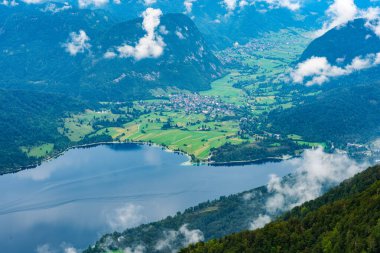 Slovenya 'nın dağları arasında Bohinj Gölü ile Triglav Vadisi' nin panoramik manzarası