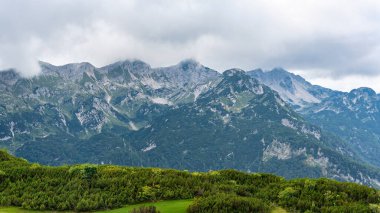 Julian Alpleri, Triglav Parkı, Slovenya 'da yüksek tepeleri ve vadileri olan panoramik dağ manzarası