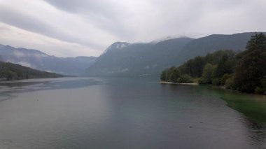 Julian Alpleri, Bohinj Gölü, Slovenya 'da saf su gölü olan güzel dağ manzarası