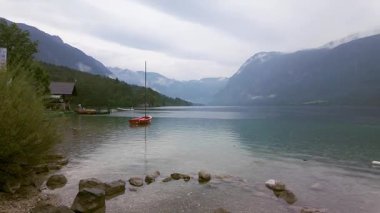 Julian Alpleri, Bohinj Gölü, Slovenya 'da saf su gölü olan güzel dağ manzarası