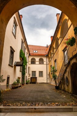 Slovenya 'nın Maribor kentindeki kemer ve geçitli Picturesque caddesi