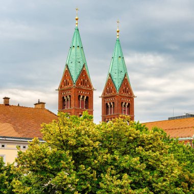 Slovenya 'nın tarihi Maribor kentindeki tuğla Katolik Bazilikasının kuleleri