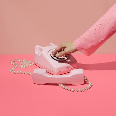 Şekerleme pembe arka plana karşı retro stil estetik tasarımı. Romantik nostalji.