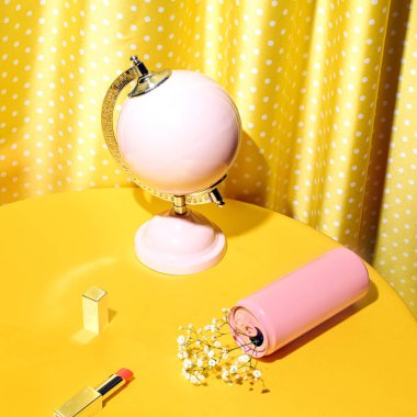 Sarı ve pastel pembe tonlar, yaratıcı retro tarzı natürmort yaşam.