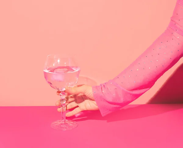 Pinkfarbener Gin Cocktail Highball Glas Und Weibliche Hand Gegen Helle — Stockfoto