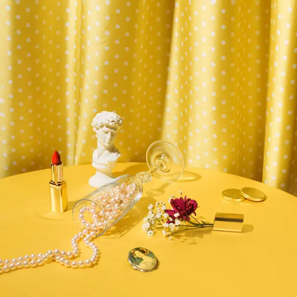 Kreatives Stillleben Gelbtönen Schönheit Inspirierte Romantische Retro Ästhetik — Stockfoto