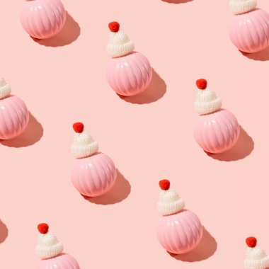 Tatlı yün şapkalı pastel pembe Noel süslemeleri, kış tatilleri pembe şeker arka planında ilham verici desenler.. 