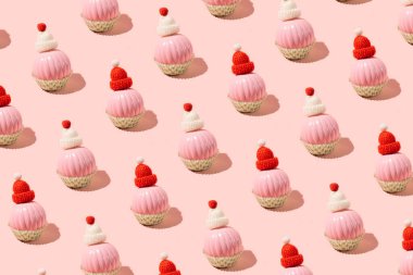 Tatlı yün şapkalı pastel pembe Noel süslemeleri, kış tatilleri pembe şeker arka planında ilham verici desenler.. 