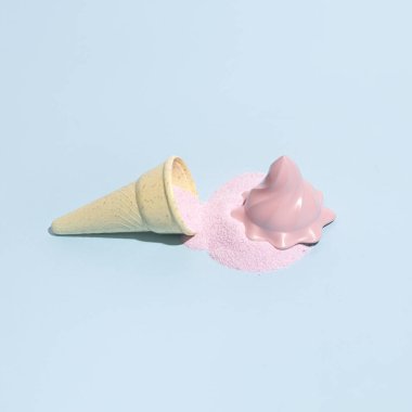 Dondurma külahı ve çilek aromalı krema, çocuklar için kum oyuncağı, yaz zevkleri fikri, pastel mavi arka plan.