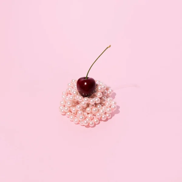 Pastellrosa Haufen Von Perlen Eine Frische Saftige Kirsche Obendrauf Eine — Stockfoto