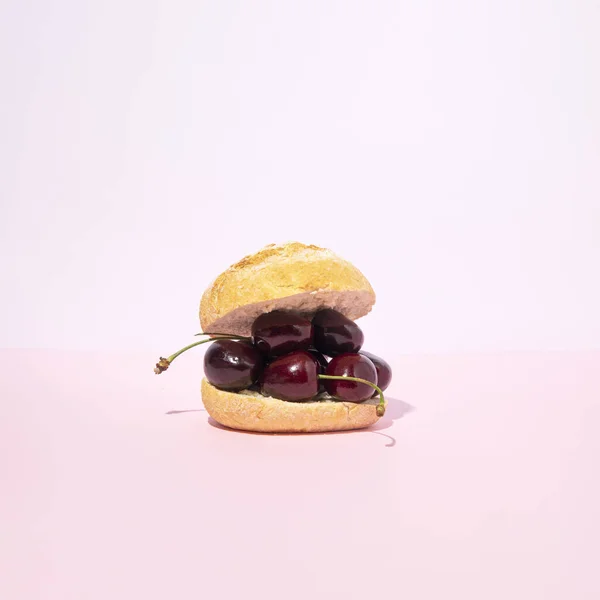 Свежие Сочные Вишни Сэндвиче Креативная Концепция Питания Пастельно Розовый Фон — стоковое фото