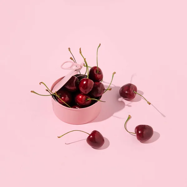 Eine Rosafarbene Dose Voll Frischer Saftiger Kirschen Kreatives Ästhetisches Sommerfruchtlayout — Stockfoto