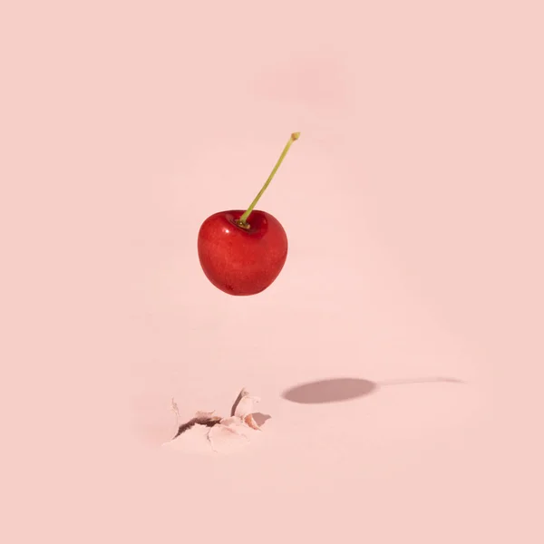 Eine Kirsche Knallt Aus Einem Rosafarbenen Papierhintergrund Kreatives Frühlings Sommer — Stockfoto