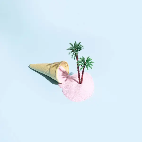 粉红沙滩上的棕榈树 创造性地布置成一个冰激凌锥形 淡蓝色背景 异国情调的假期和旅游目的地的想法 — 图库照片