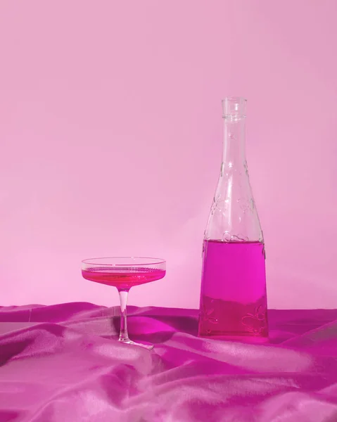 Elegantes Art Deco Cocktailglas Und Flasche Mit Neonrosa Getränk Kreatives — Stockfoto