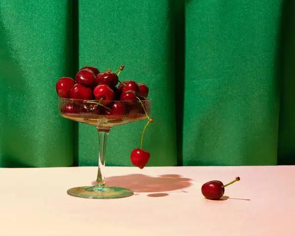 Frische Saftige Kirschen Dienten Als Dessert Einem Art Deco Champagnerglas — Stockfoto