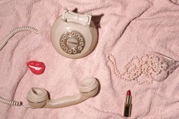Romantische Liebe Inspiriert Girly Style Layout Mit Retro Wähltelefon Lippenstift — Stockfoto
