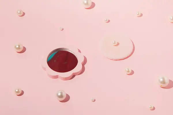 手工制作的镜子和珠子 紧凑型海绵 有创意的粉红美容护理配饰组合 — 图库照片