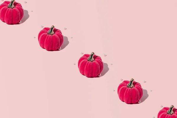 Dekoracyjne Dynie Pluszowe Kreatywny Wzór Przekątnej Pastelowym Różowym Tle Halloween — Zdjęcie stockowe
