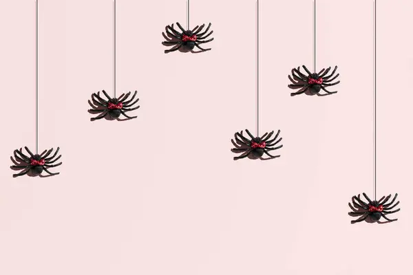 かわいい赤い髪の弓 パステルピンクの背景にクリエイティブなパターンを持つ蜘蛛 ハロウィーンパーティーはミニマリスティックなレイアウトを刺激しました — ストック写真