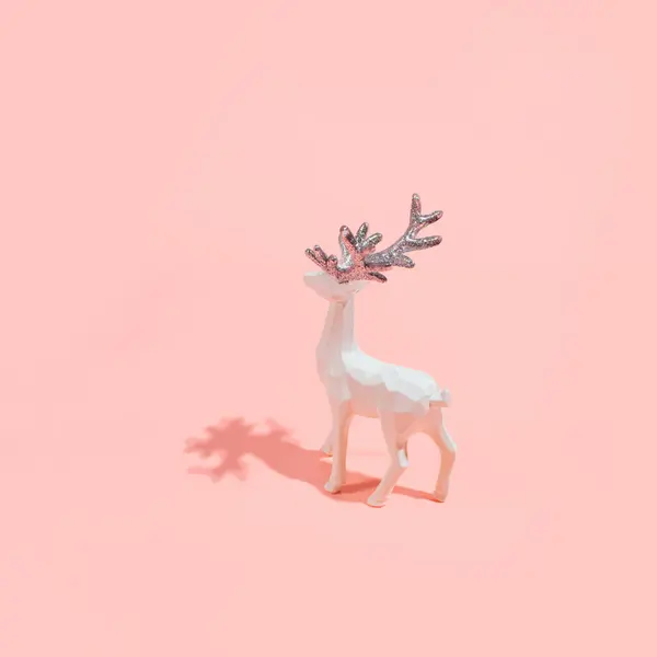驯鹿圣诞装饰 创意的寒假启发了布局与糖果粉红背景的对比 — 图库照片