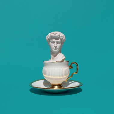 Klasik espresso porselen bardaktaki seyahat hatırası turkuaz renkli arka plana karşı yaratıcı düzenleme. İtalya 'da popüler yerler fikri.