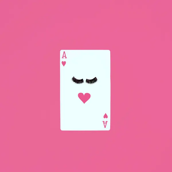間違ったまつげ 熱いピンクの革の質の背景に対する創造的な愛のゲームのレイアウトの心のカードのエース — ストック写真