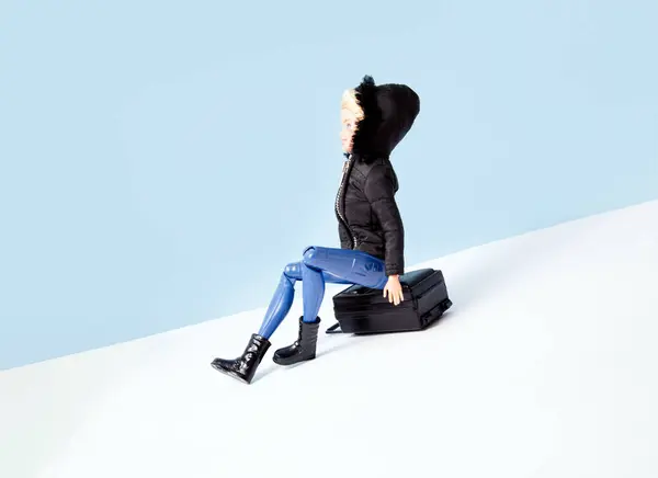 Een Pop Gekleed Winterkleding Zit Een Koffer Sleeën Creatief Winterconcept — Stockfoto