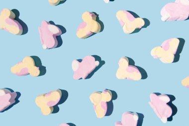 Şekerlemeler, tavuklar ve tavşanlar yaratıcı Paskalya şablonu, pastel mavi arka plan.