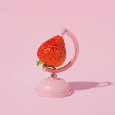 Taze çilek, en az yaratıcı dünya konsepti, pastel pembe arka plan. Yaz meyvesi ilham.